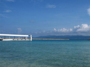 鳩間島の港の写真